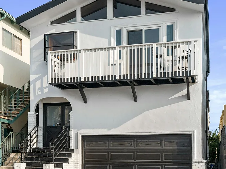 208 Marine Ave — Photo 2