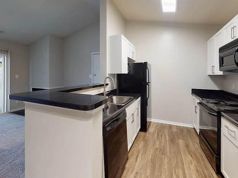 Montclair Apartments — Photo 10