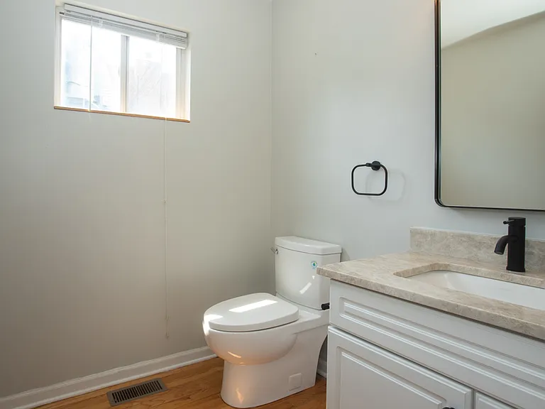 1901 W George St #COACH HOUSE — Photo 11