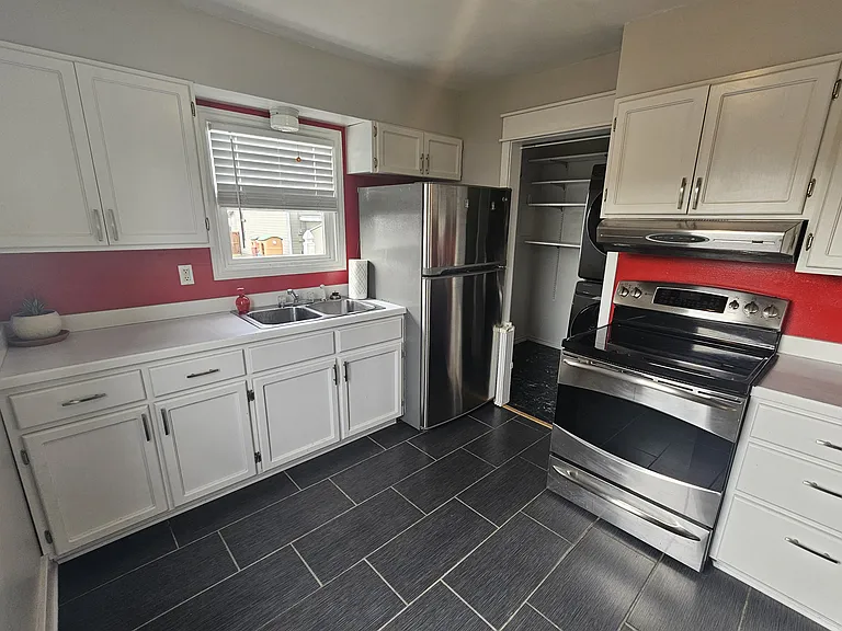 414 1/2 E 6th St — Photo 8