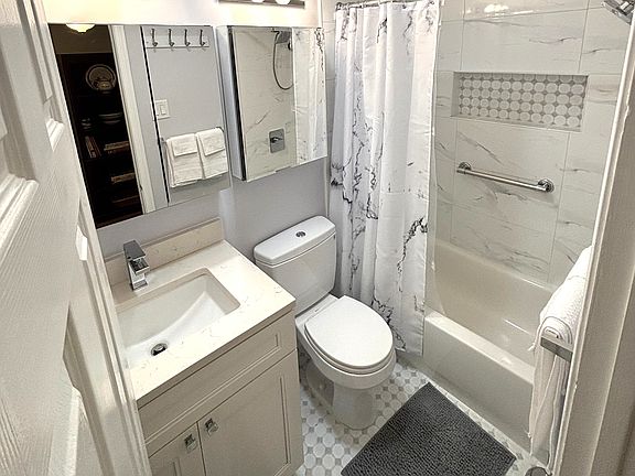5th image of 836 S Howard St #B