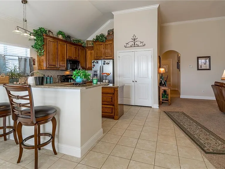 225 Glenview Dr — Photo 10