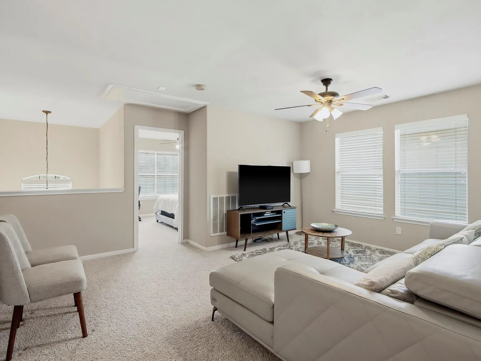 4 bed, 2.5 bath, 2321 sqft, $2,400 — Photo 3