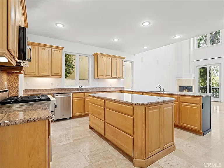 3210 N Ardmore Ave — Photo 14