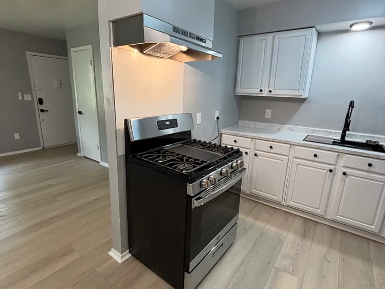 822 Main St #13W — Photo 3