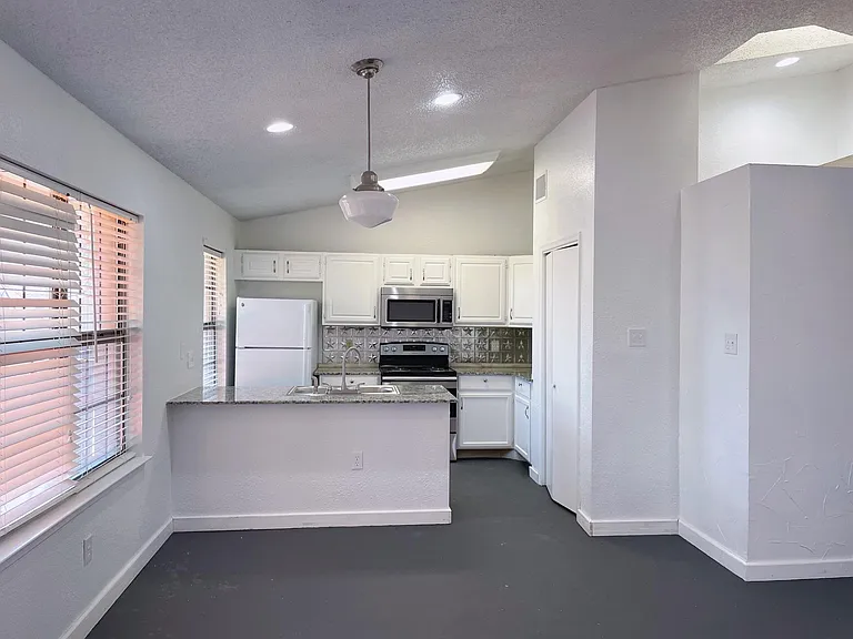 21107 Highland Lake Dr #3 — Photo 2