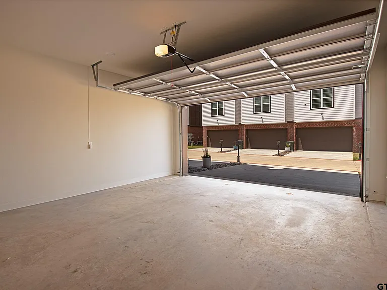 540 W Erwin St — Photo 22