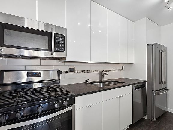 4th image of 531 Main St APT 1213