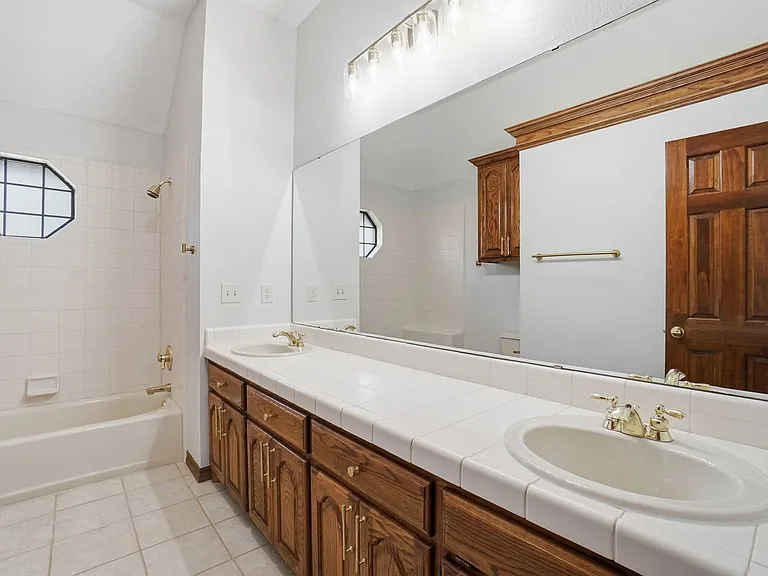 3102 NE Heritage Dr — Photo 29