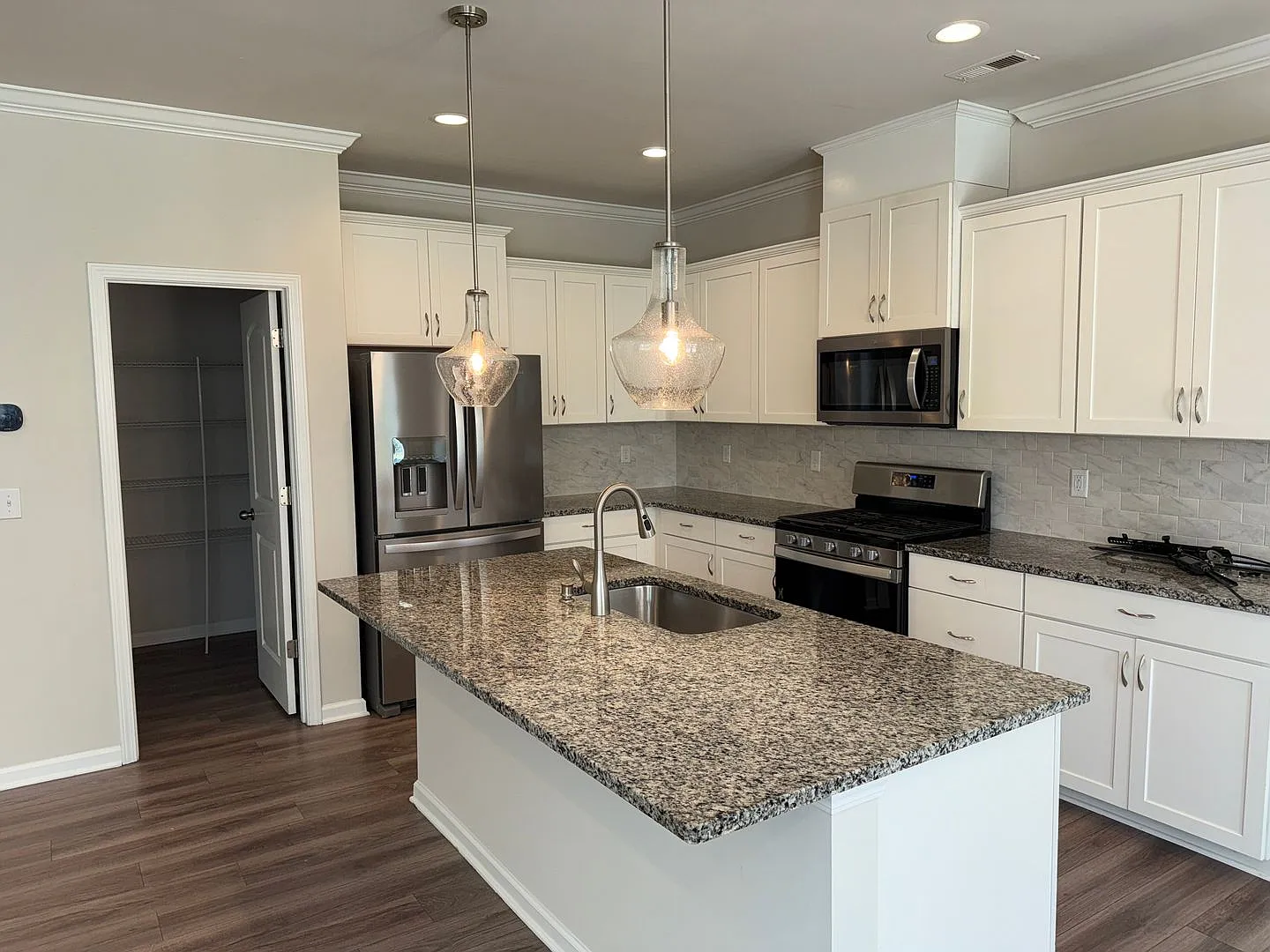 Stunning Five Bedroom Home In Magnolia Walk Huntersville! — Photo 4