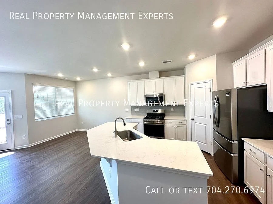 Beautiful 3BR/2.5BA Townhouse in Charlotte! — Photo 4