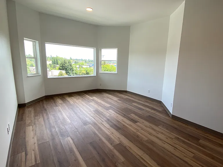 5200 22nd Ave NE #4 — Photo 1