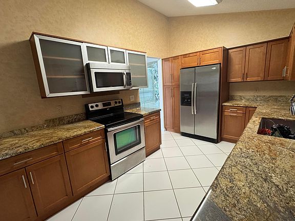 4th image of 6113 Greenspointe Drive #10