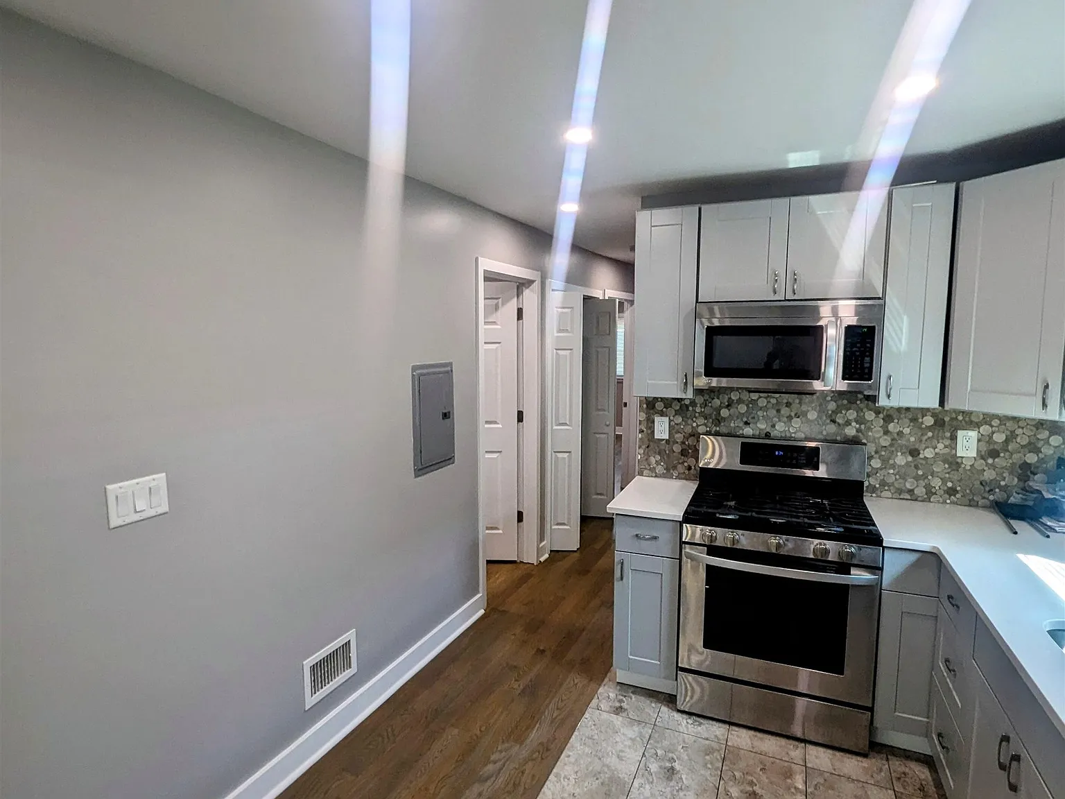 3 bed, 1.0 bath, 1200 sqft, $3,100 — Photo 4