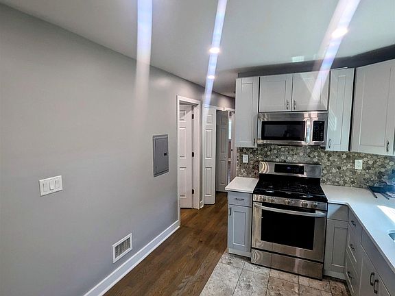 4th image of 440 New York Ave Floor 1
