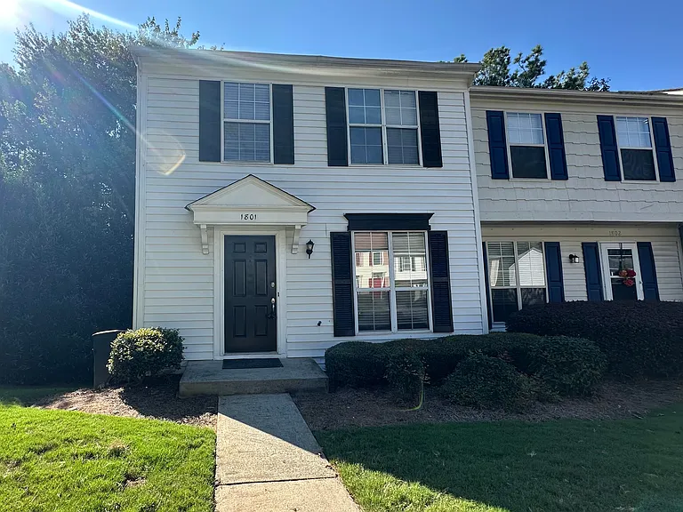 1801 Queen Anne Ct — Photo 2
