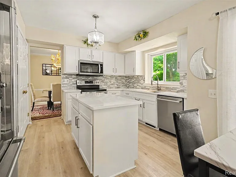 425 Thornridge Ct — Photo 8