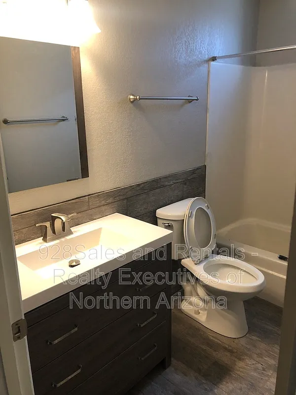 2 bed, 1.0 bath, 885 sqft, $1,775 — Photo 3