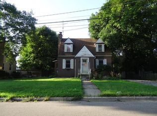209 W Greenwood Ave, Woodstock, IL 60098