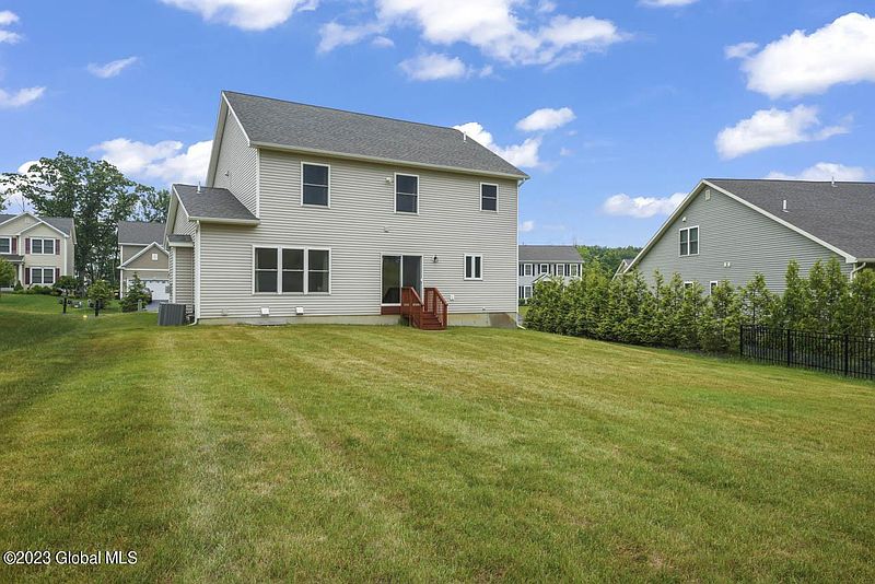3rd image of 10 Sutton Drive