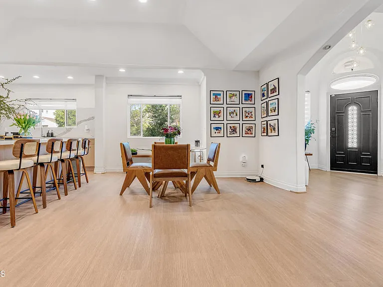 367 S Oak Ave — Photo 3