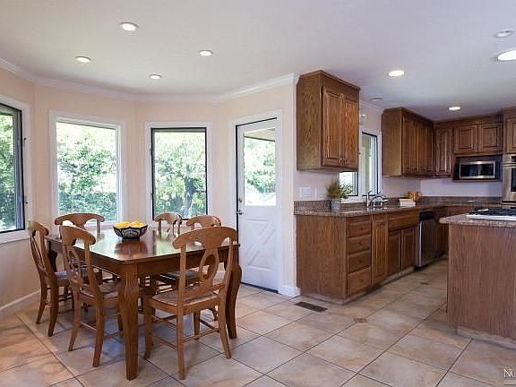 4th image of 688 Oak Ln