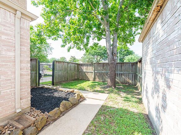 3rd image of 18543 Glen Briar Ln