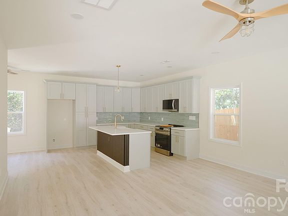 4th image of 503 Granby Cir