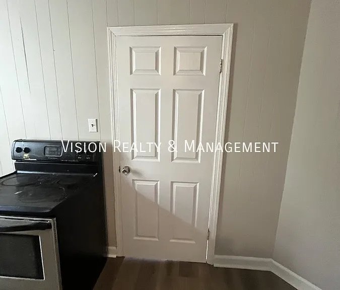 1303 Elm St — Photo 5