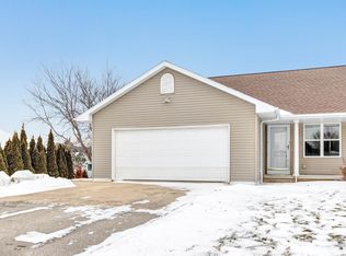 1926 River Hill Ct, Suamico, WI 54313