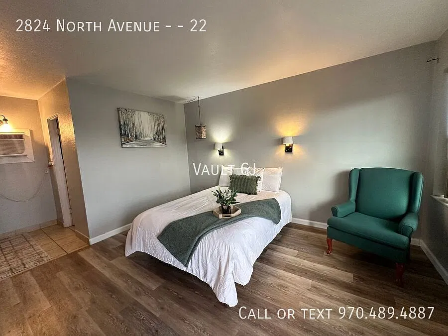 Exquisitely Maintained Studio in the Heart of TownYour Columbine Oasis Awaits! — Photo 2