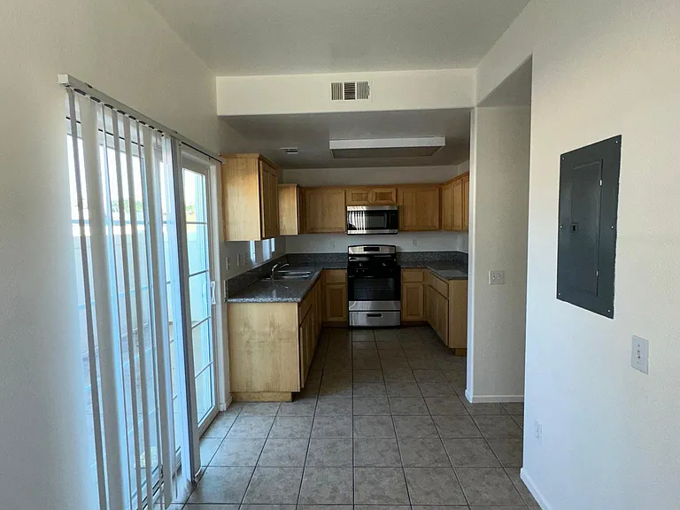 1525 N Palm Ave #11 — Photo 8