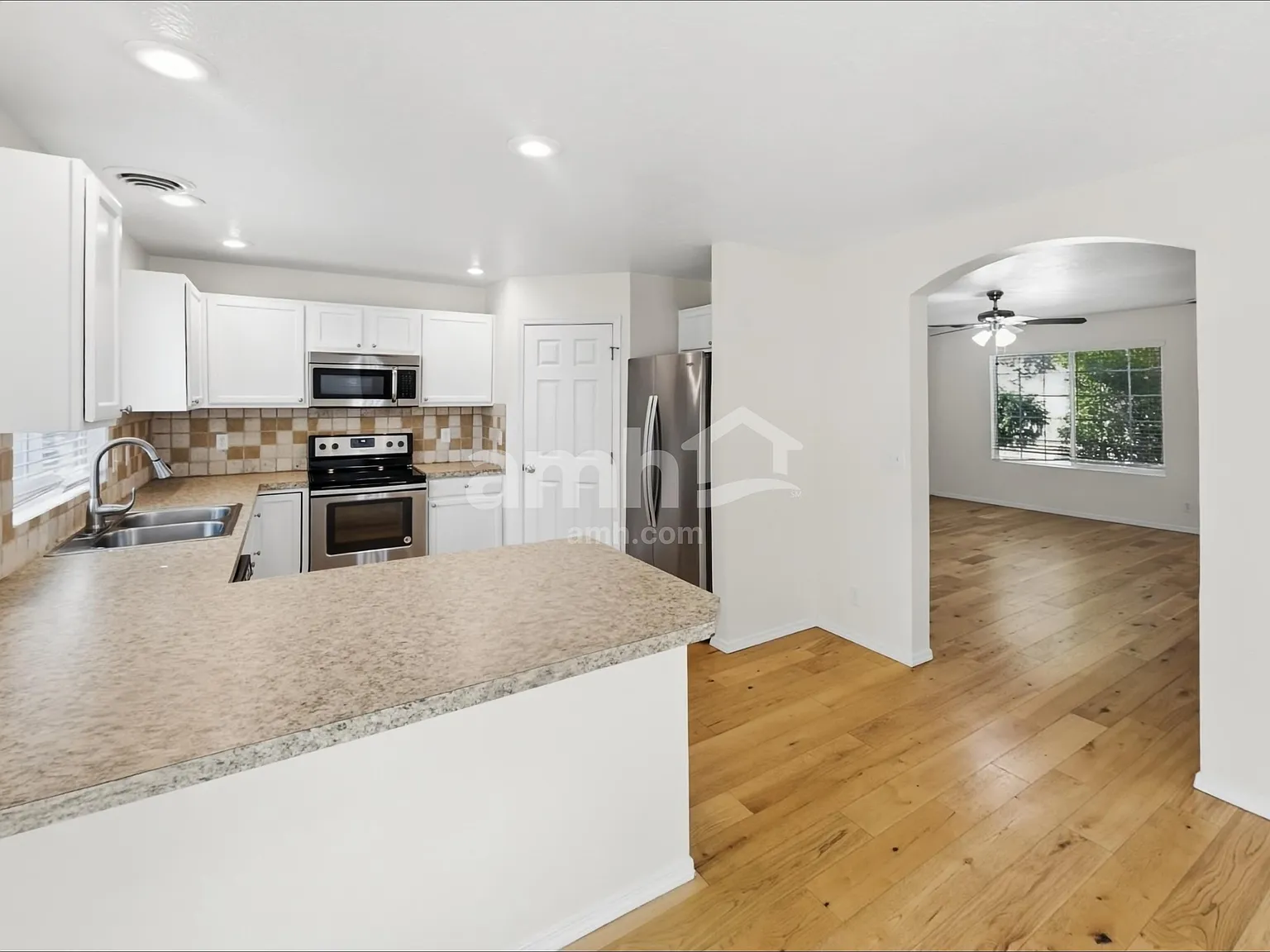 4 bed, 2.5 bath, 2115 sqft, $2,615 — Photo 4
