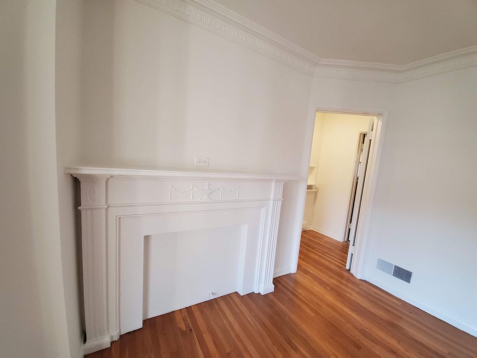 Living room Discontinued fireplace, Mantel