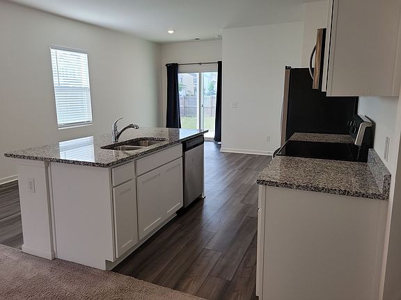 5th image of 495 Pender Woods Dr