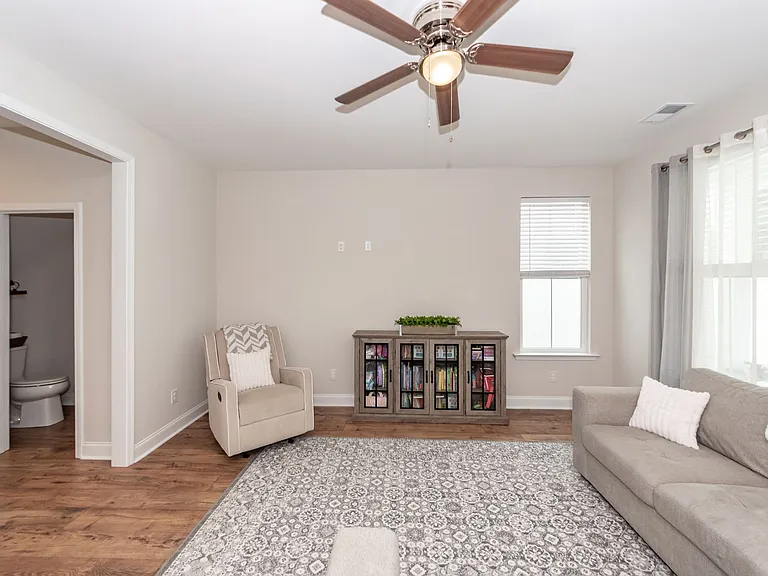 121 Hawthorne Landing Dr — Photo 9