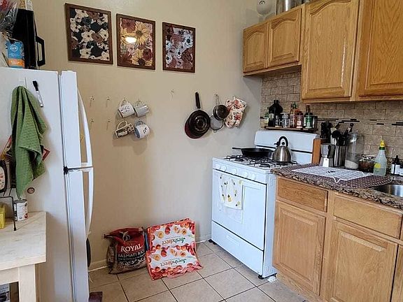 2nd image of 681 Melrose Ave #2