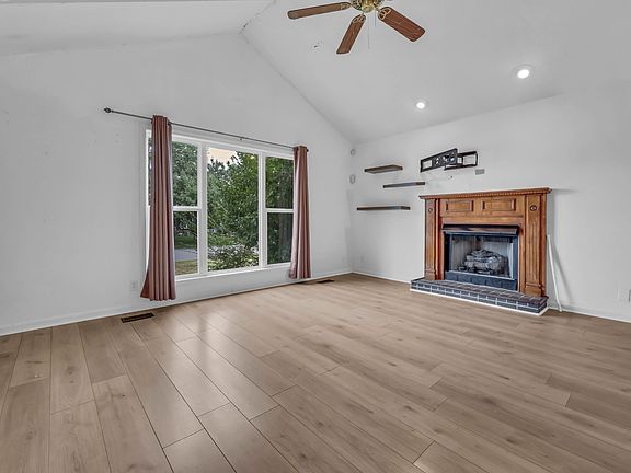 3rd image of 312 Broadmore Dr