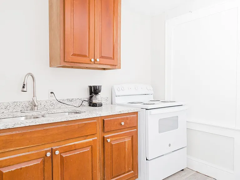 848 Hillyer Ave — Photo 6