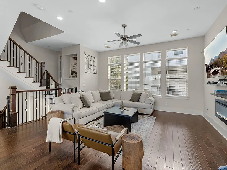 209 Burr St #D — Photo 2