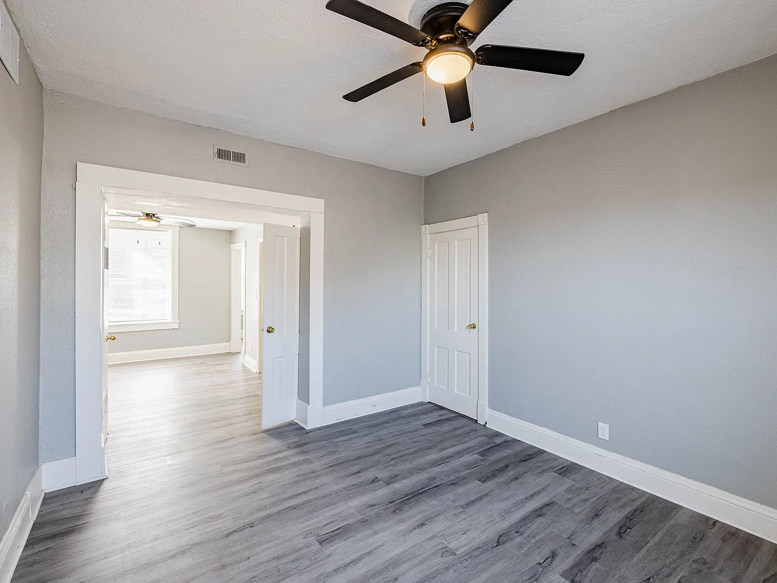 2215 Vinton St — Photo 4