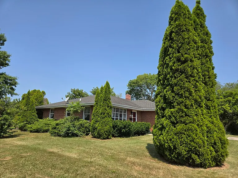 592 Donna Dr — Photo 4