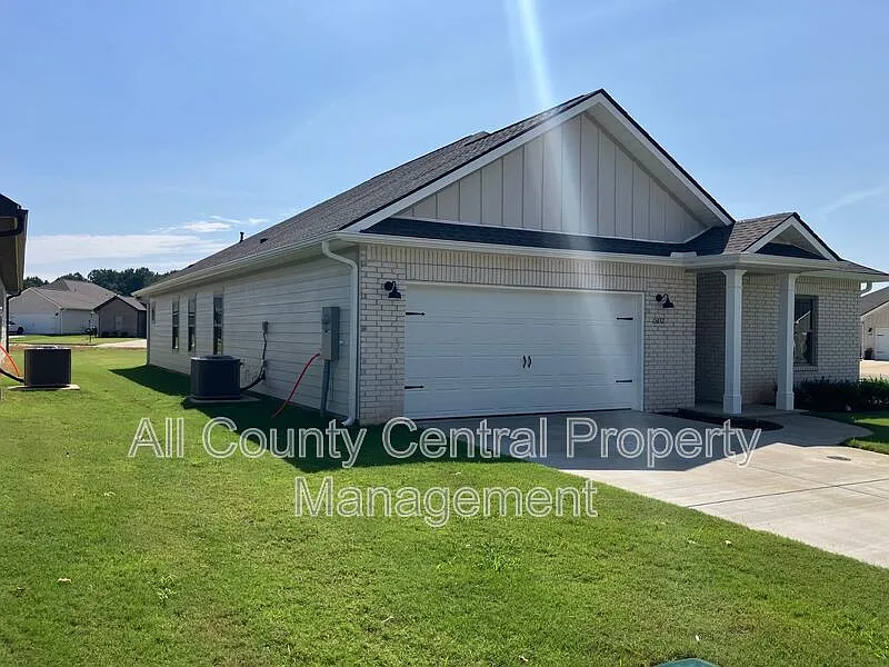 4 bed, 2.0 bath, 2106 sqft, $2,095 — Photo 2