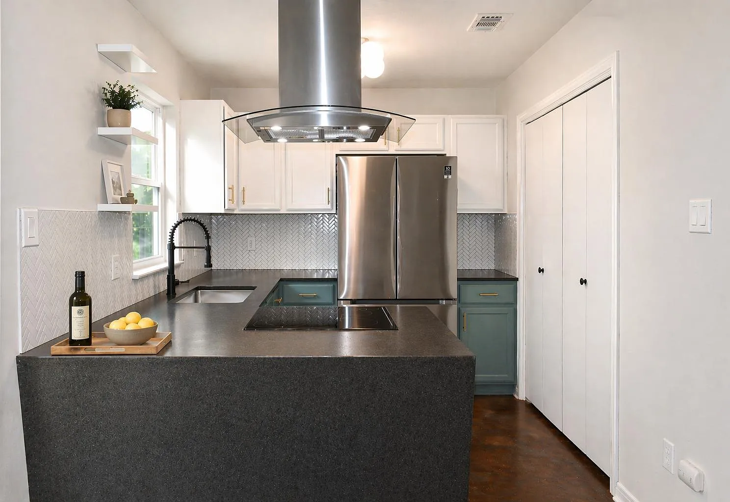 2 bed, 2.0 bath, 912 sqft, $1,800 — Photo 1