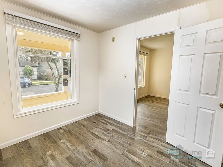 Charming Multi-Unit Living in Prime Northeast Salem Location — Photo 7
