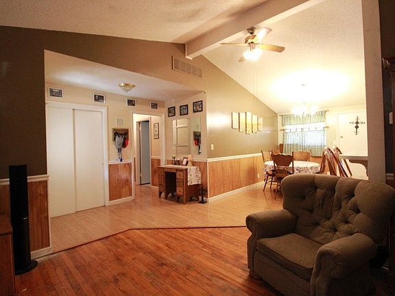 3rd image of 821 Carriage Cir