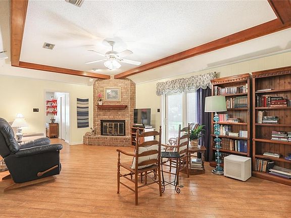 5th image of 260 Leah Dr