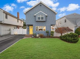 100 Beach Dr, Merrick, NY 11566