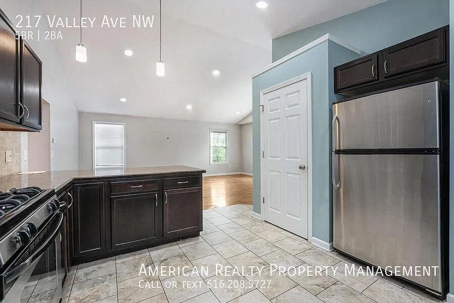 5 bed, 2340 sqft, $3,300 — Photo 4
