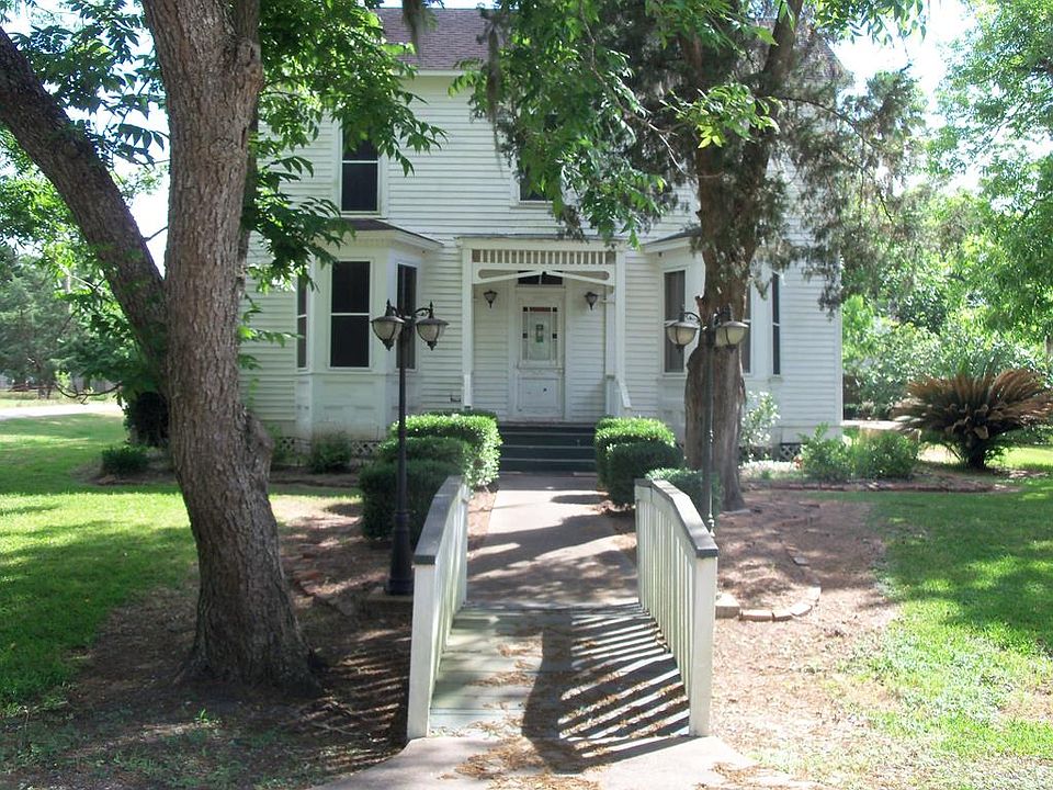 1st image of 106 E Pearl St
